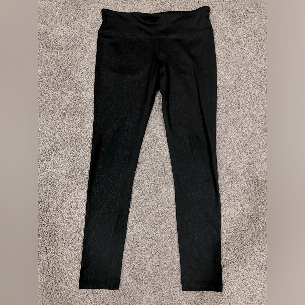 Kirkland mid rise black yoga pants w/key pocket faint geometric/spiderweb design